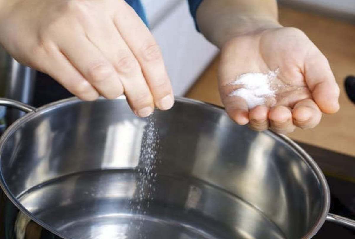 know health benefits of salt water bath