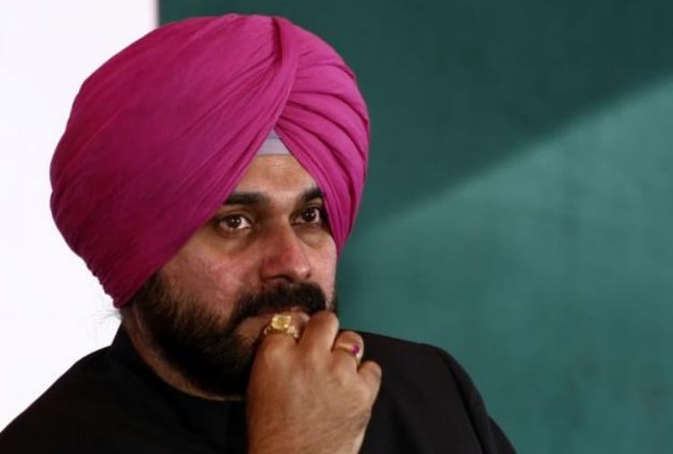 Pulwama Terror Attack, Hug to Pakistan Army Chief Qamar Bajwa Big problem for Navjot Sidhu