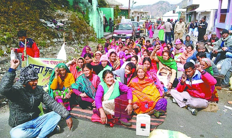 Villagers jamthe road for four hours