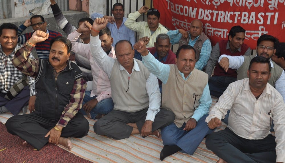 bsnl workers protested