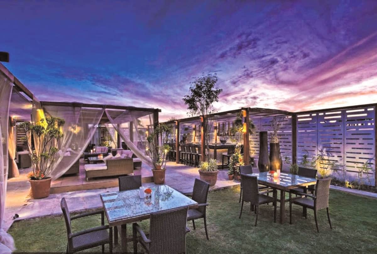 know about rooftop hotel cafe and reasturant in delhi