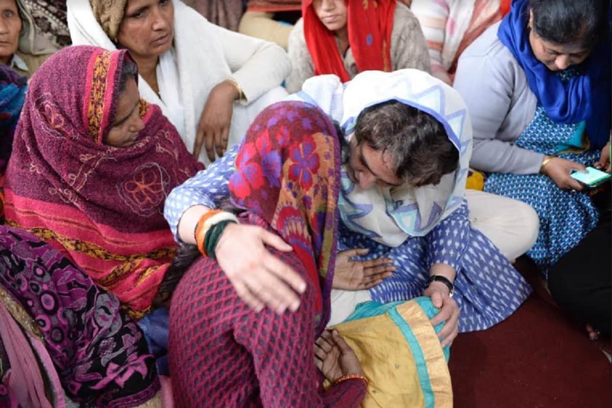 Pulwama: Rahul Gandhi and Priyanka Gandhi and Raj Babbar paid tribute to martyrs Amit and Pradeep
