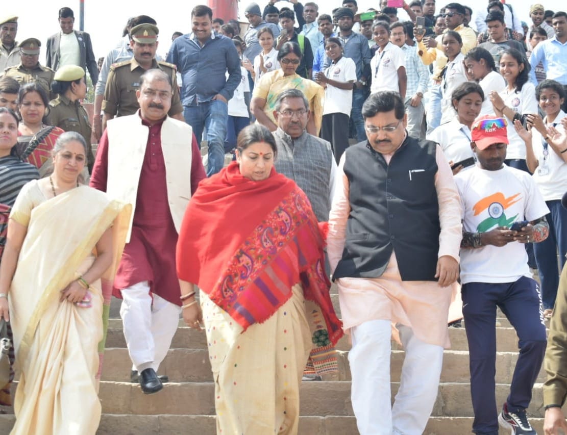 Smriti irani listen bharat ke man ki baat in varanasi