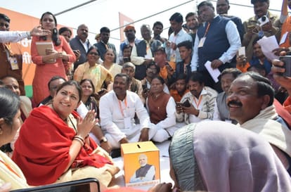 Smriti irani listen bharat ke man ki baat in varanasi