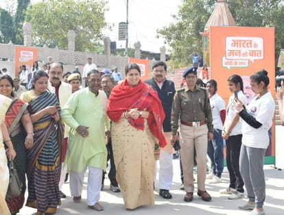 Smriti irani listen bharat ke man ki baat in varanasi