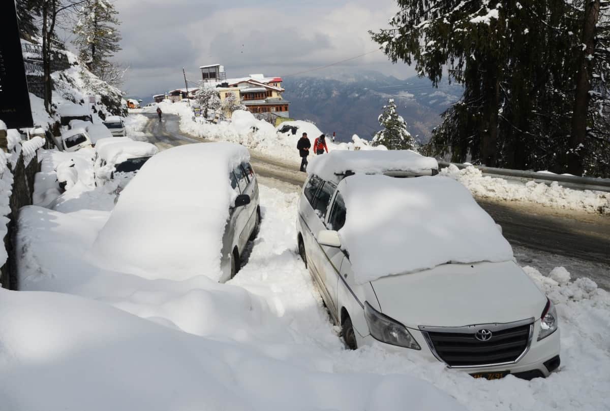 heavy snowfall in himachal and tourist enjoying snowfall