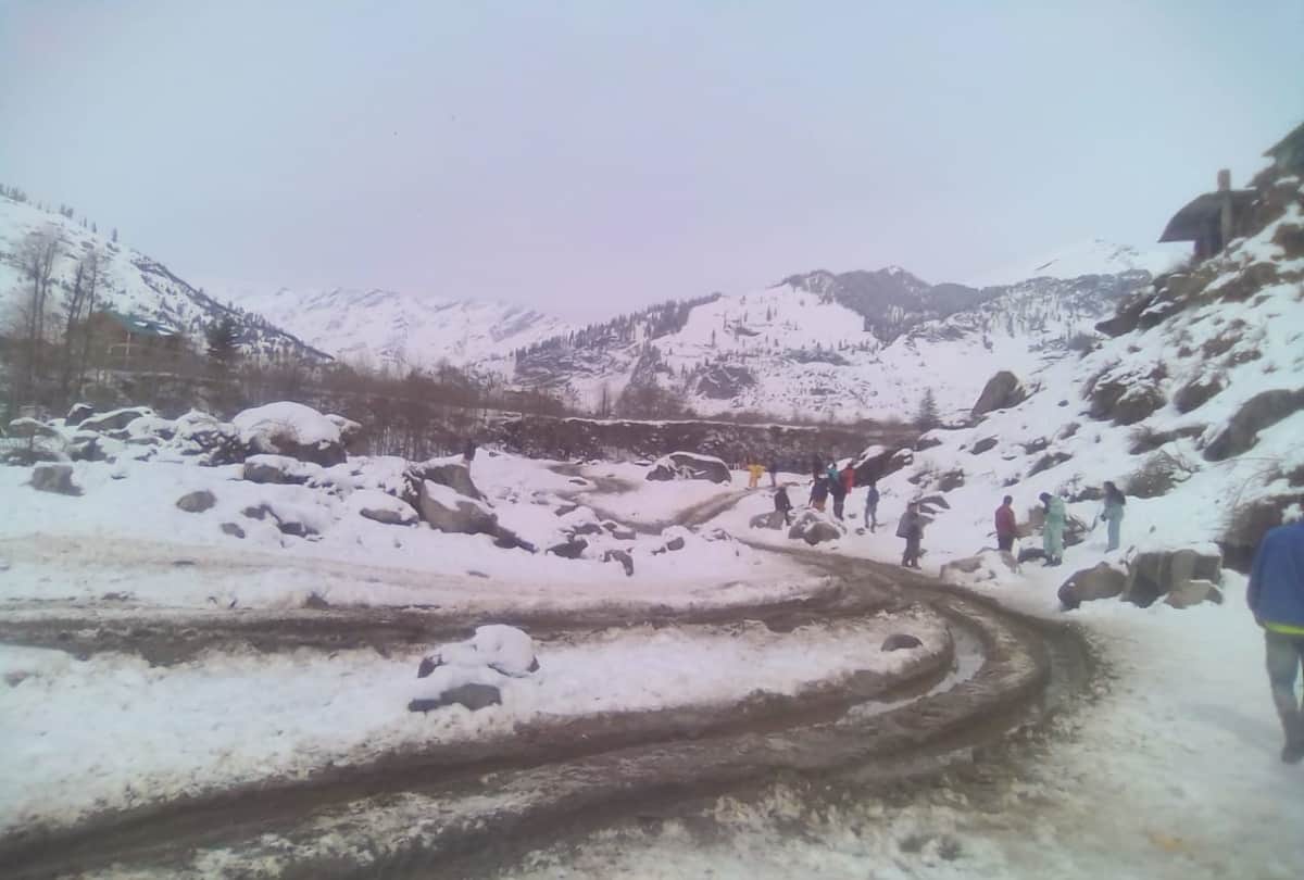 heavy snowfall in himachal and tourist enjoying snowfall