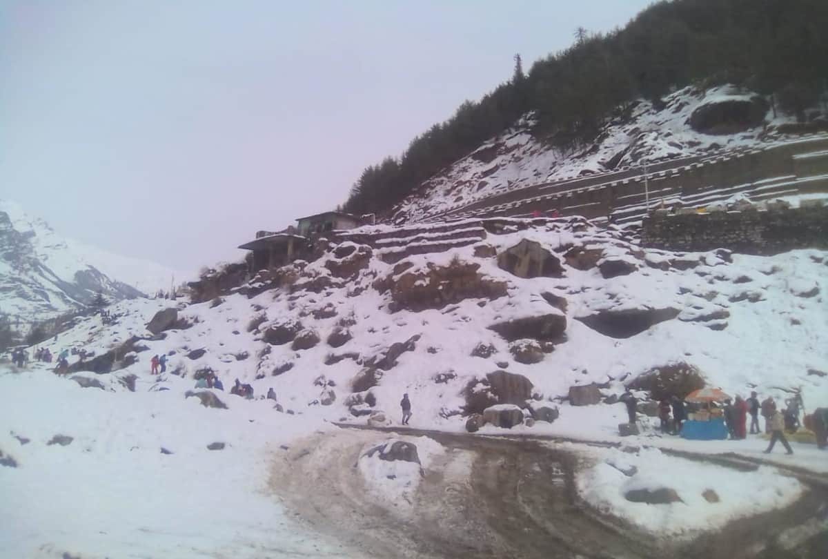 more then three hundreds road closed in himachal due to heavy snowfall