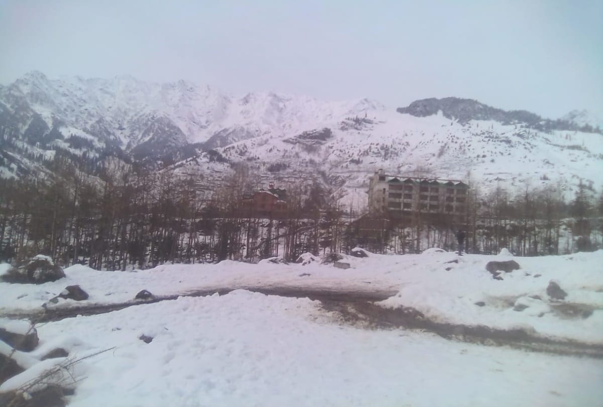 more then three hundreds road closed in himachal due to heavy snowfall