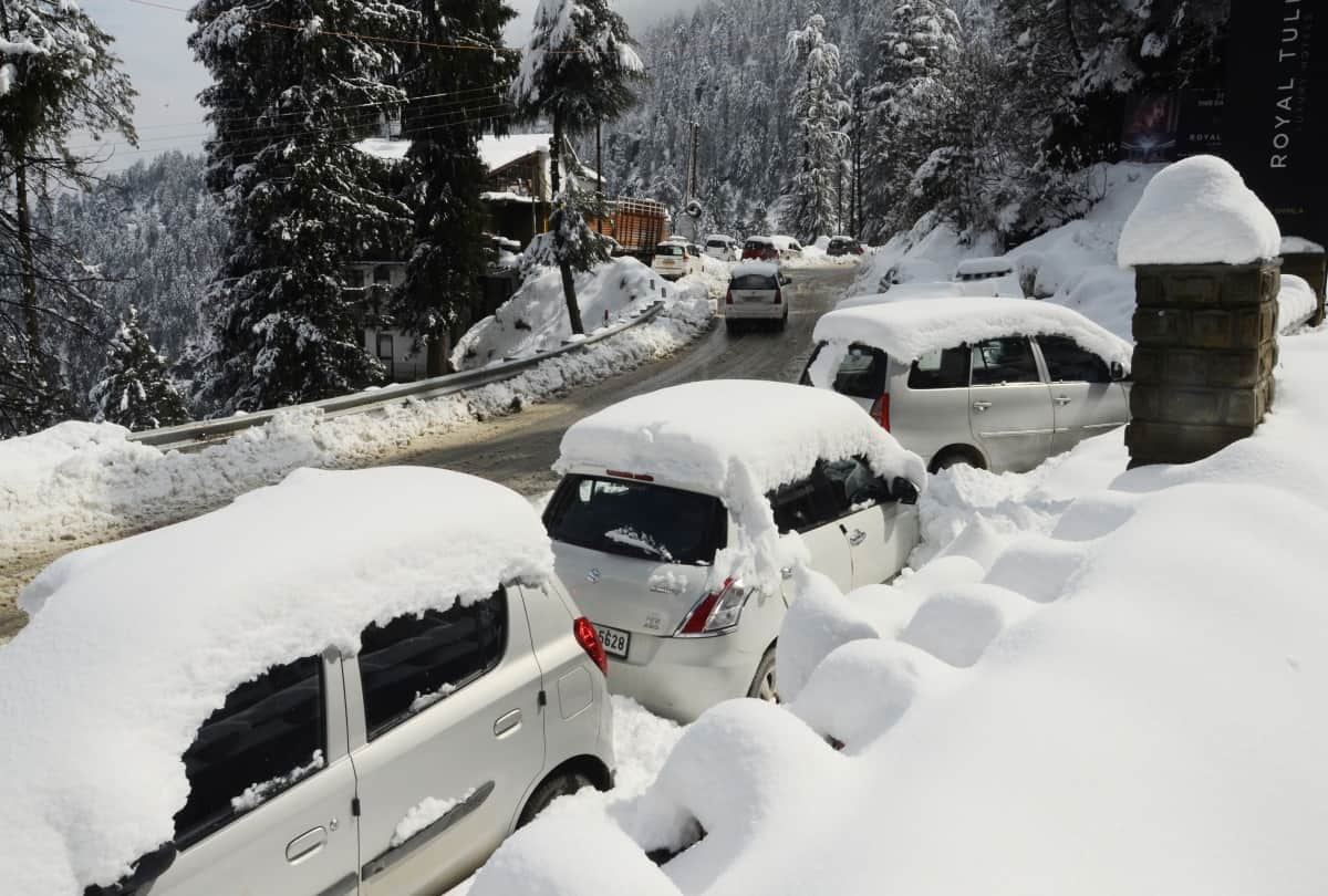 heavy snowfall in himachal and tourist enjoying snowfall