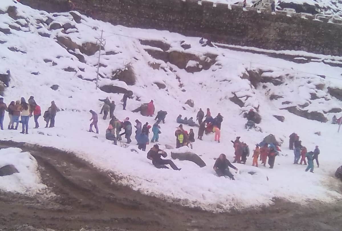 heavy snowfall in himachal and tourist enjoying snowfall