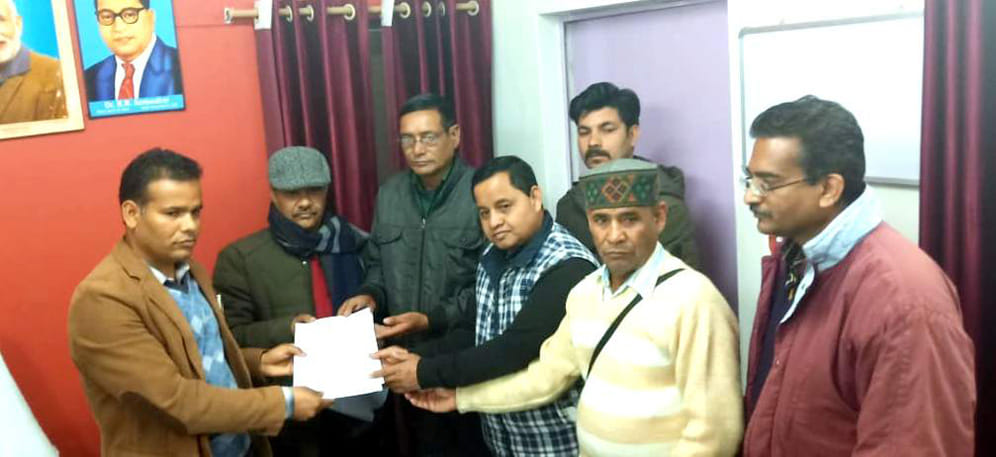 पूर्व सैनिक ने परिवार समेत दूसरे दिन भी दिया तहसील में धरना