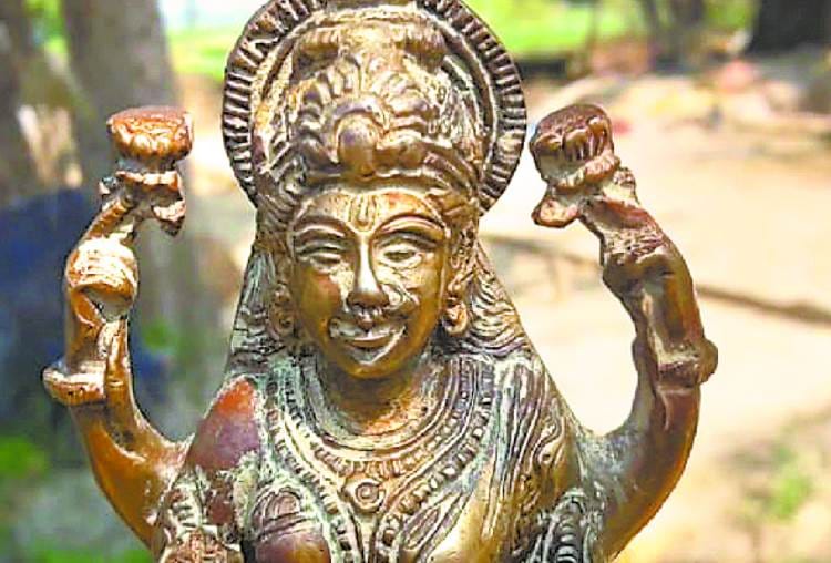 statue of laxmi found during digging the pond in barabanki