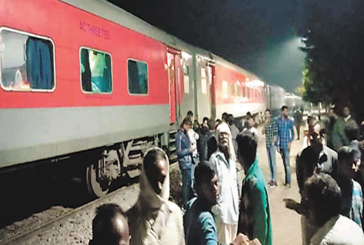 Pratapgarh: Archana Express's AC coach jumped by the youth-girl