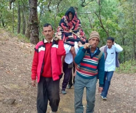 Patients brought to the dolly 15 km without road