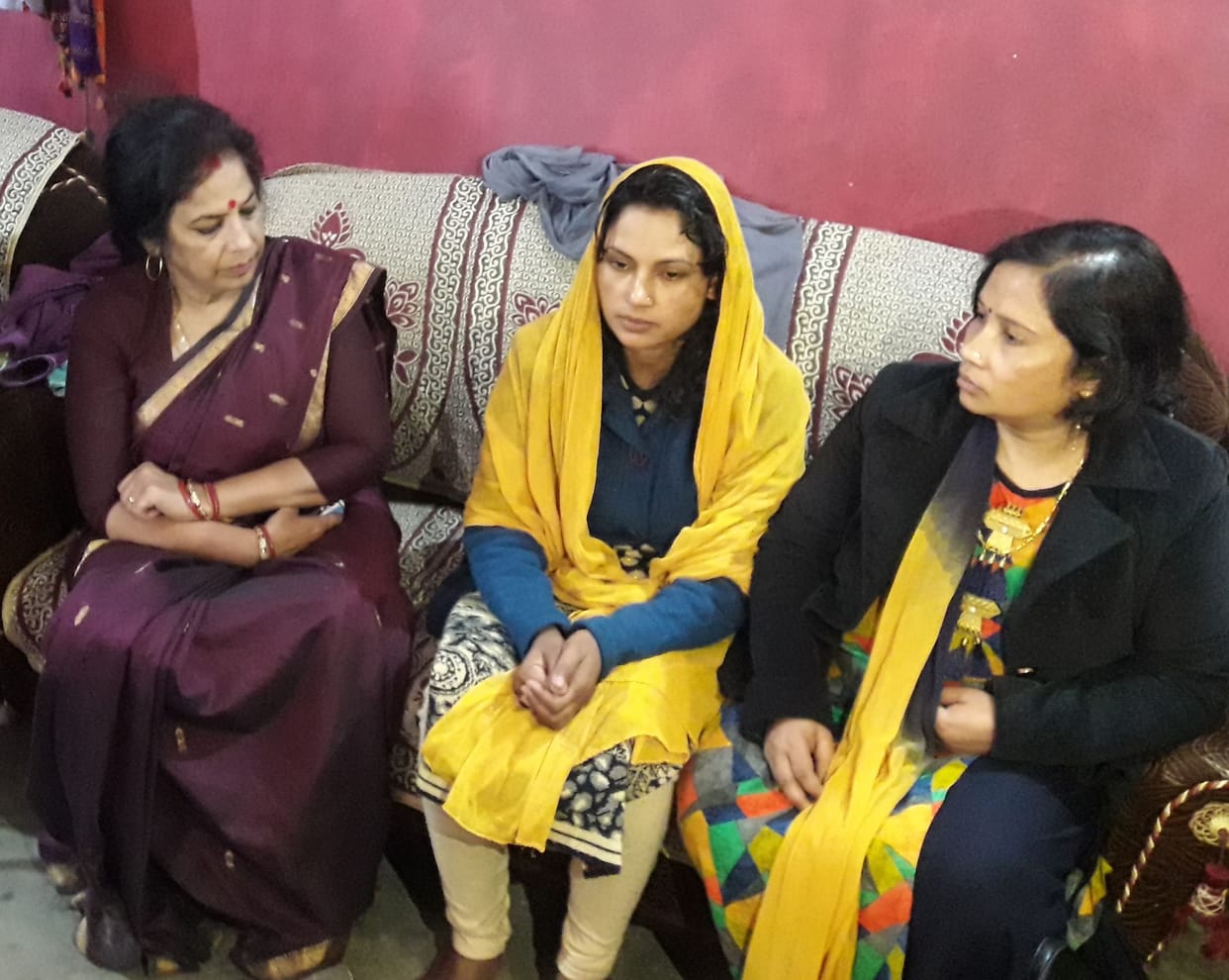 पूर्व विधायक ने शहीद के परिवार को दिया दो साल पुराना चेक,वायरल