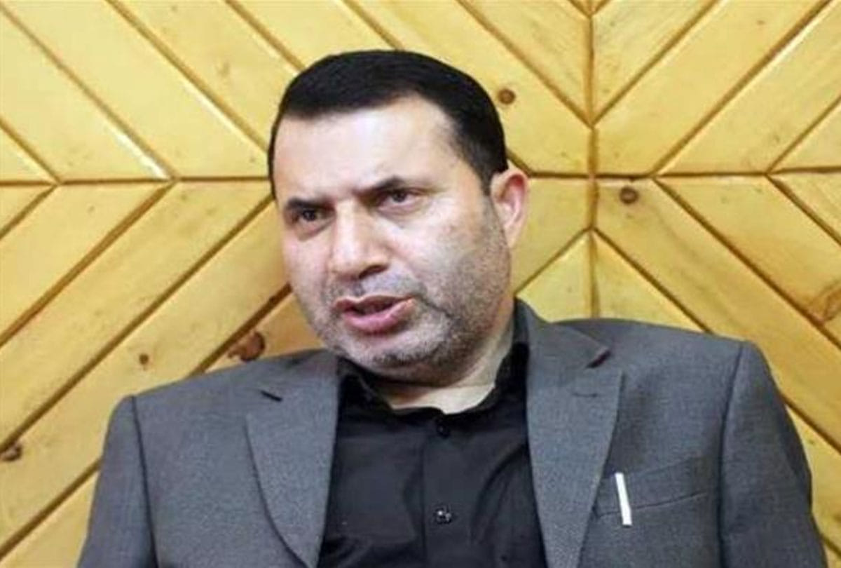 jammu kashmir senior ias farooq ahmed shah resigned from his services, can join national conference