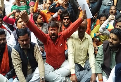 people protest agaisnt catwalk on the tune of Vande Mataram in Taj Mahotsav