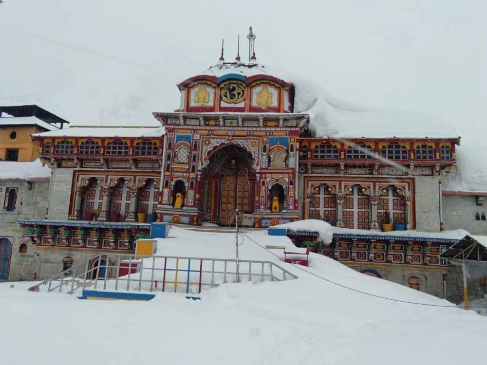 heavy snowfall in kedarnath dham