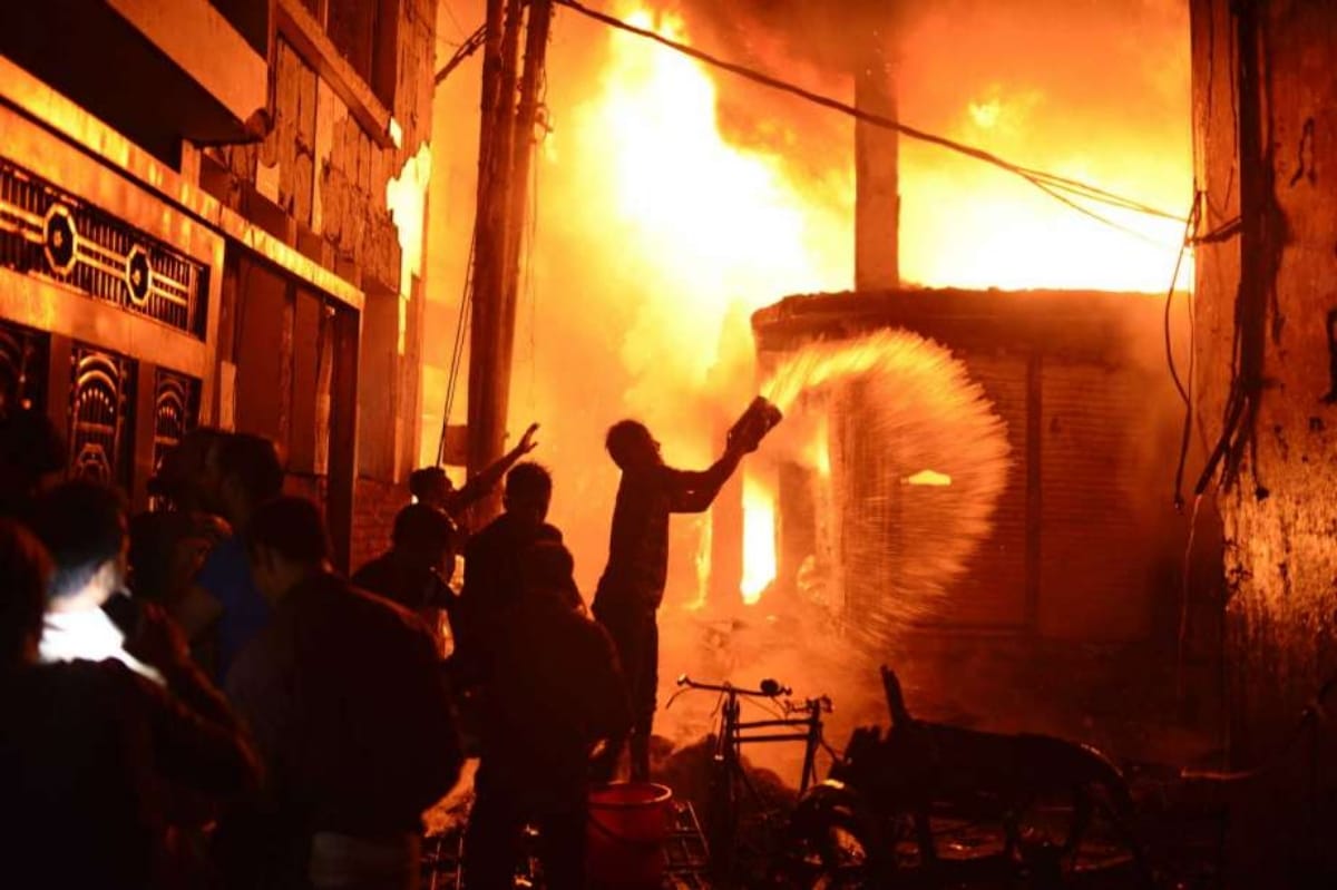 house set on fire in bihar gopalganj, seven people burnt alive
