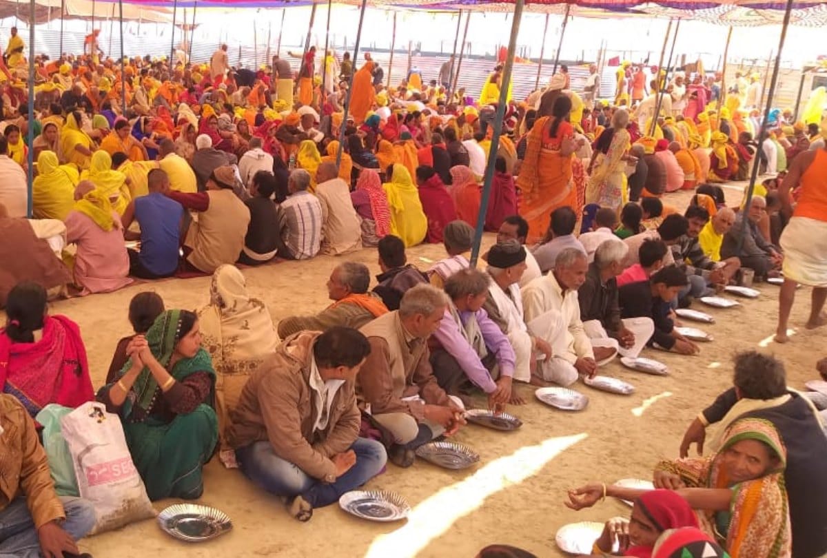 Kumbh 2019: Thousands of devotees gathered in bhandara  of Tridandi Dev Seva Camp prayagraj