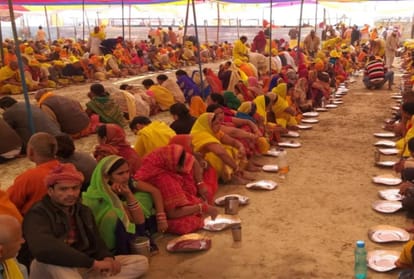 Kumbh 2019: Thousands of devotees gathered in bhandara  of Tridandi Dev Seva Camp prayagraj