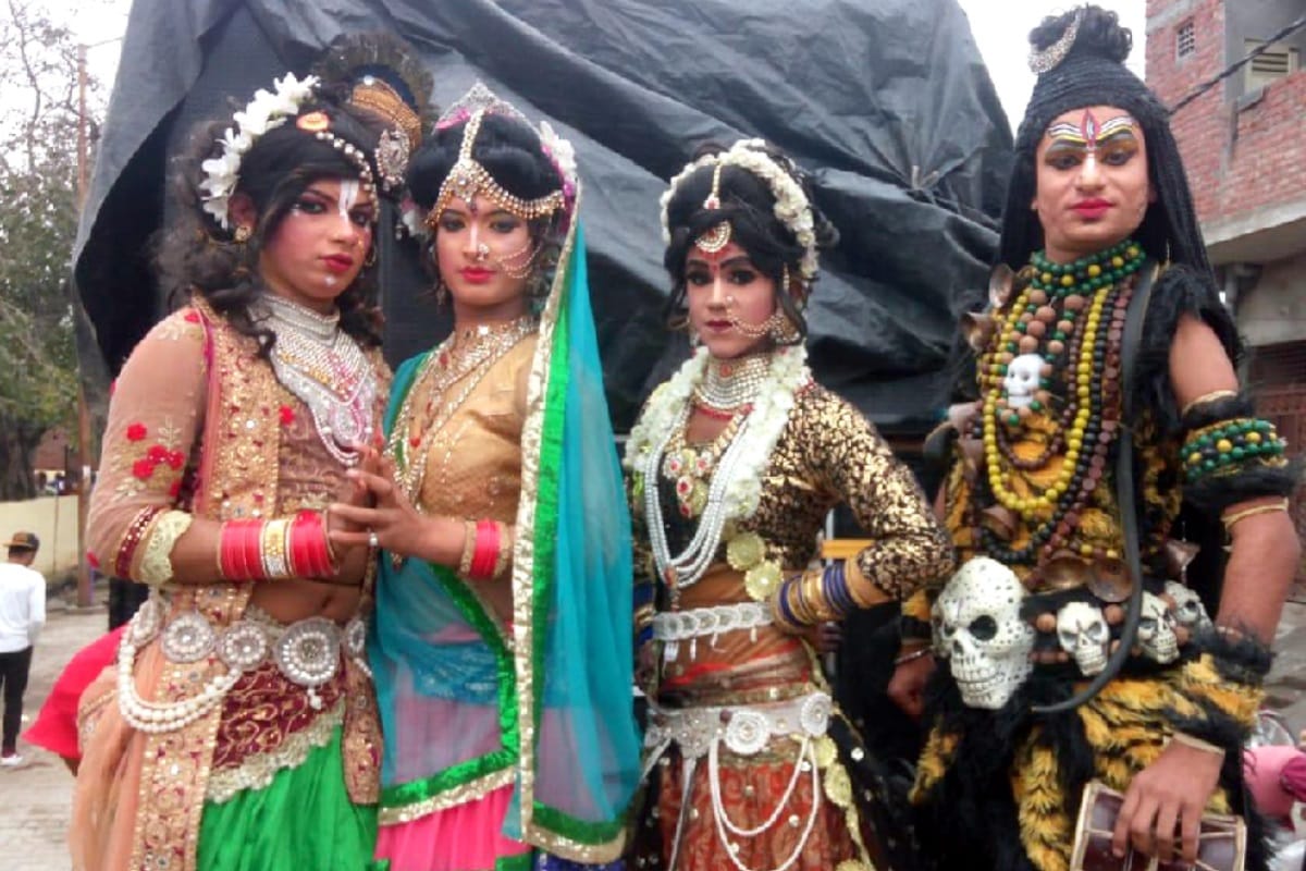 संत रविदास के जयकारों और अखाड़ा खिलाड़ियों के हैरतअंगेज करतब के साथ निकली शोभायात्रा