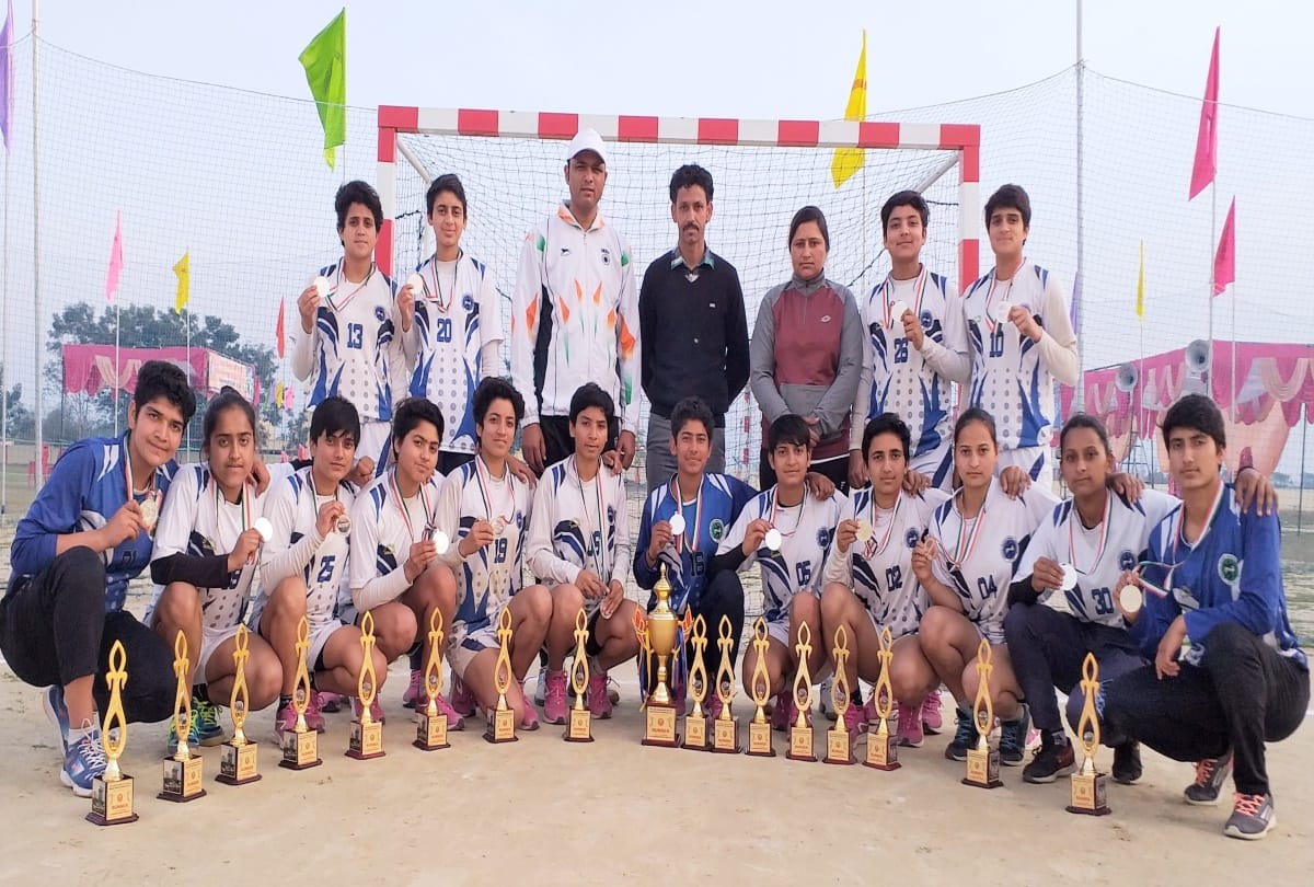 hpu Shimla team won the silver medal in handball