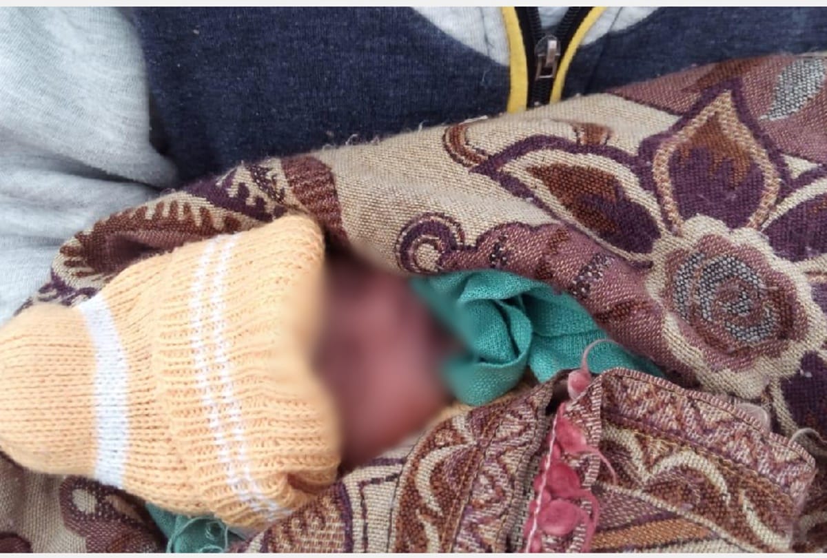 one month girl found in Litter pile in Ghaziabad