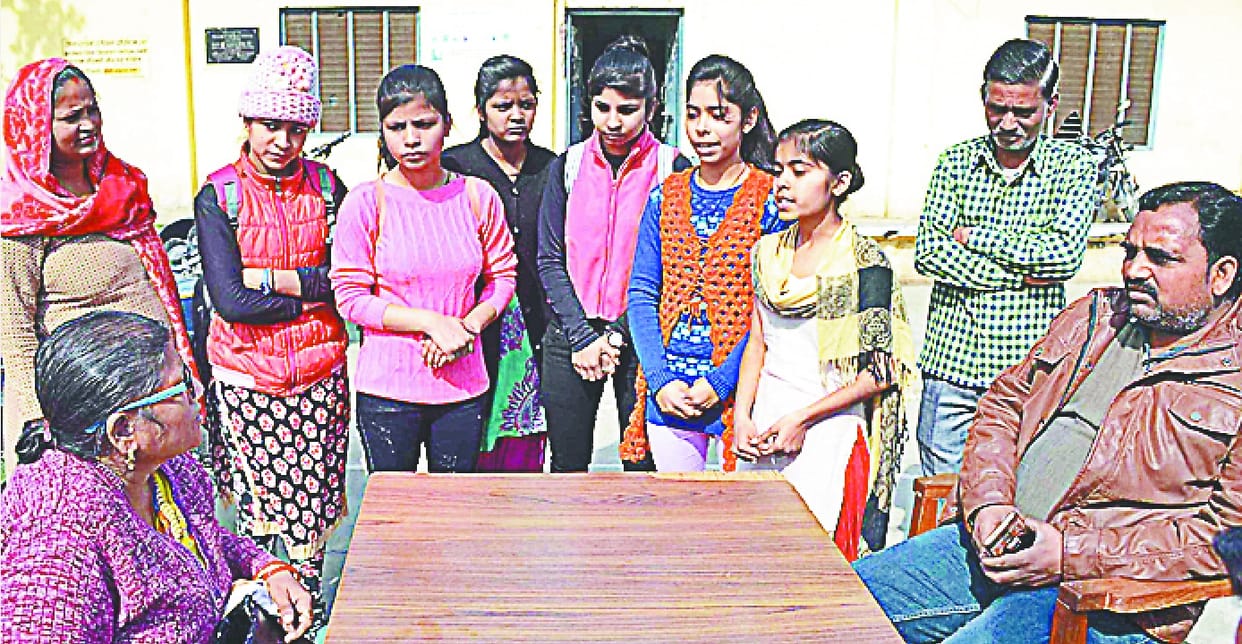 kendr vyvasthaapak samet paach par giri gaaj