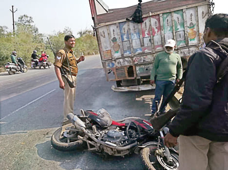 Motocyclist died after hitting a truck