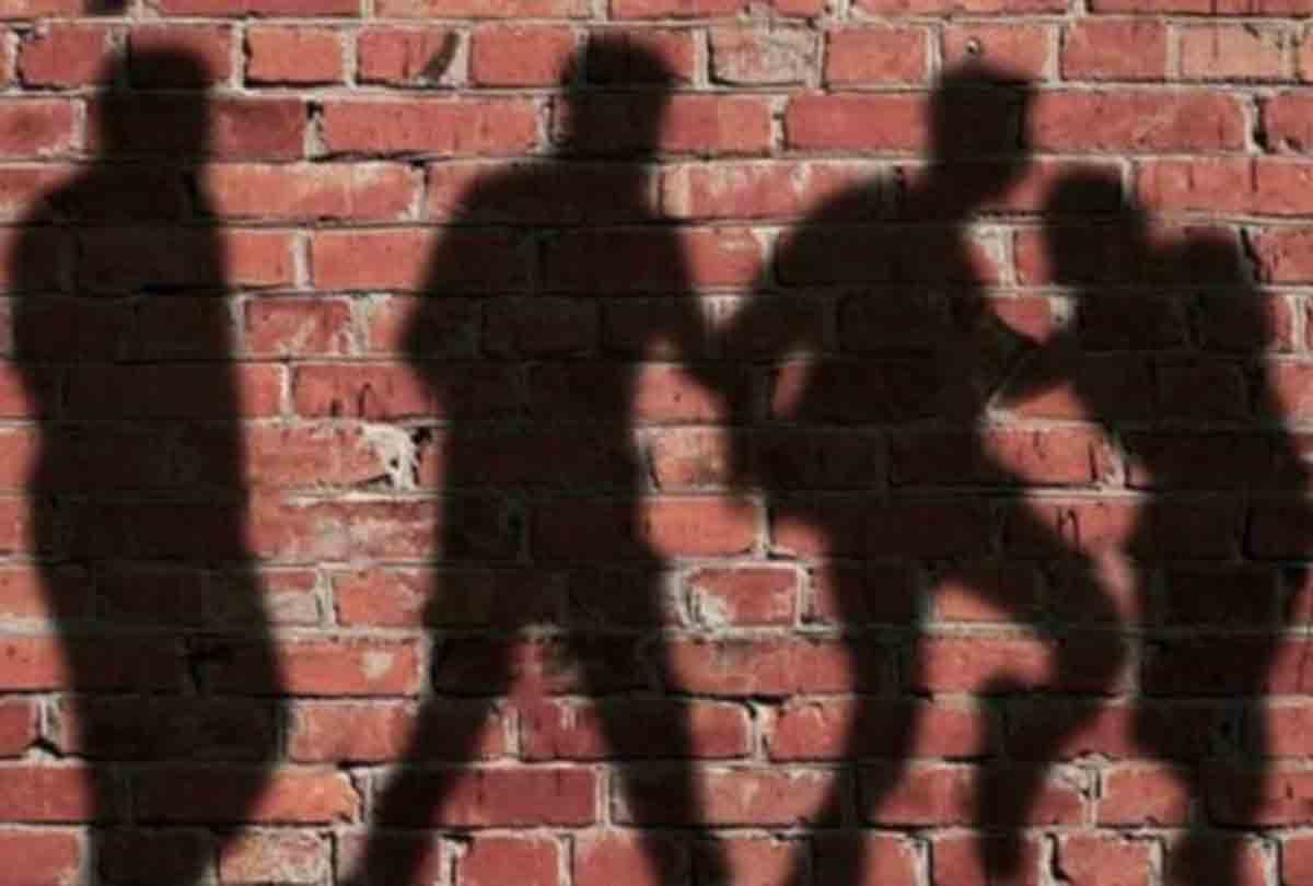 up police beaten by addict people in kanpur