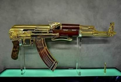 pakistan give a gold plated gun to saudi crown prince salman