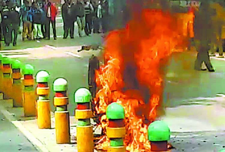 a scooty catches fire in lucknow