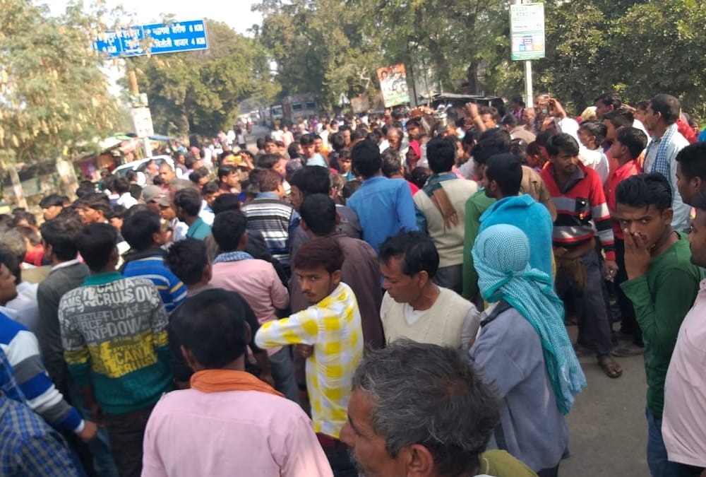 A truck trampled a girl student in barabanki.