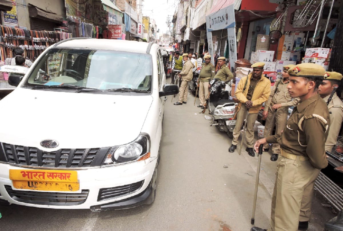 Income Tax raid on Sarrapa traders shops in Shahjahanpur