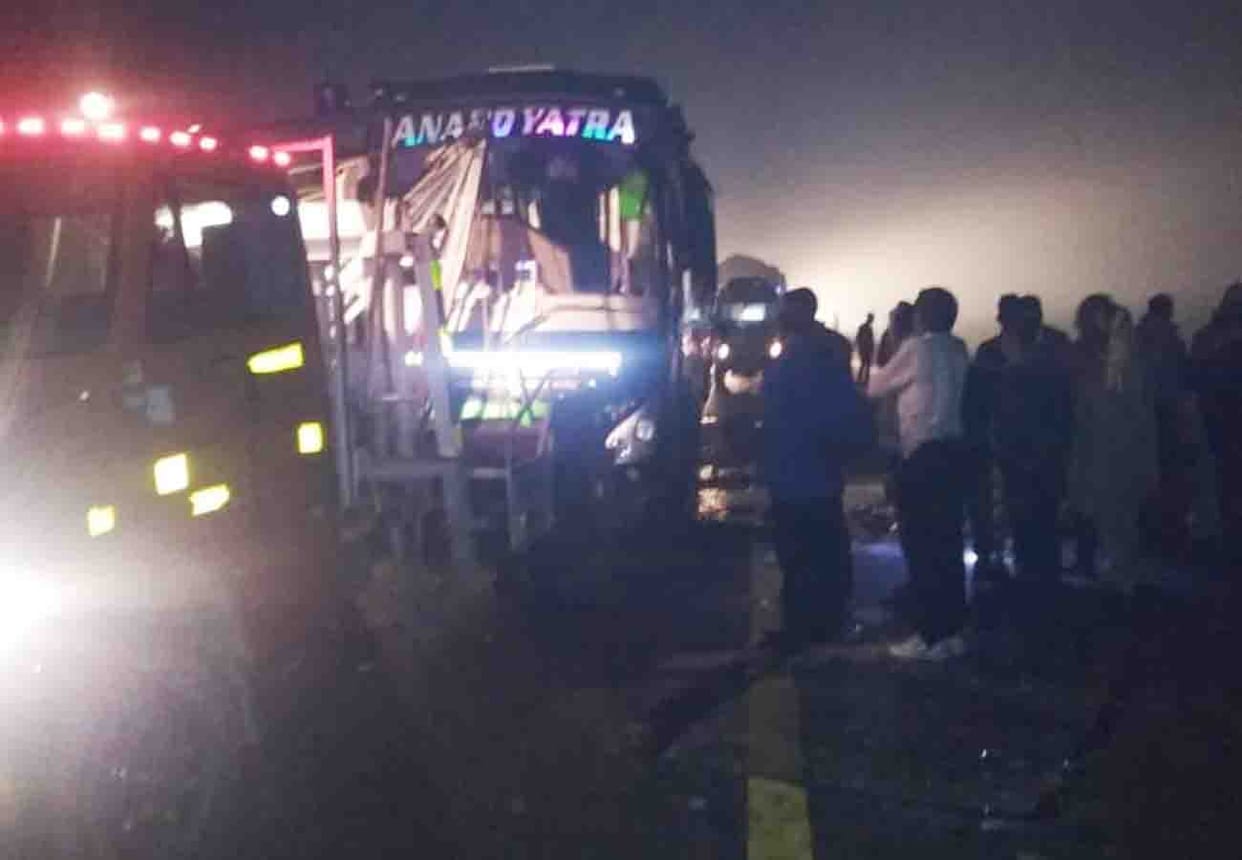 deaths in accident on agra lucknow express way.