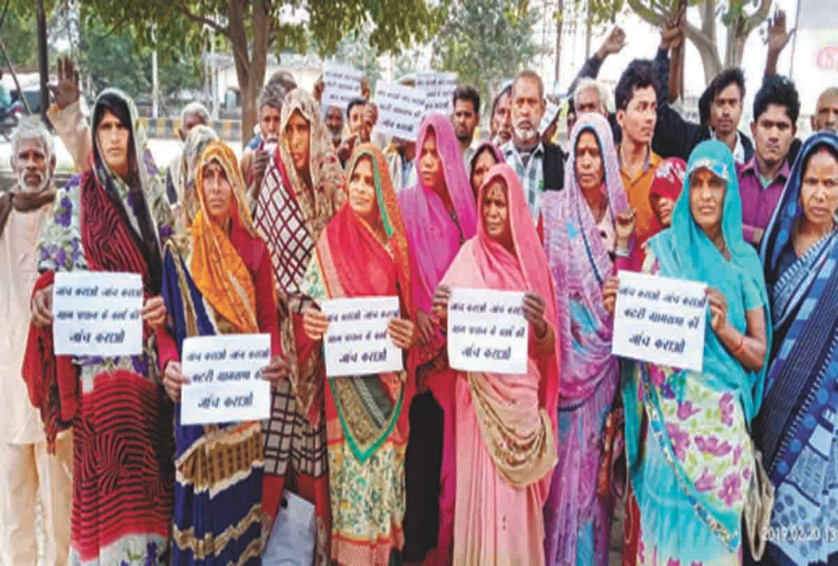 Demonstrate against Katari Gram Pradhan