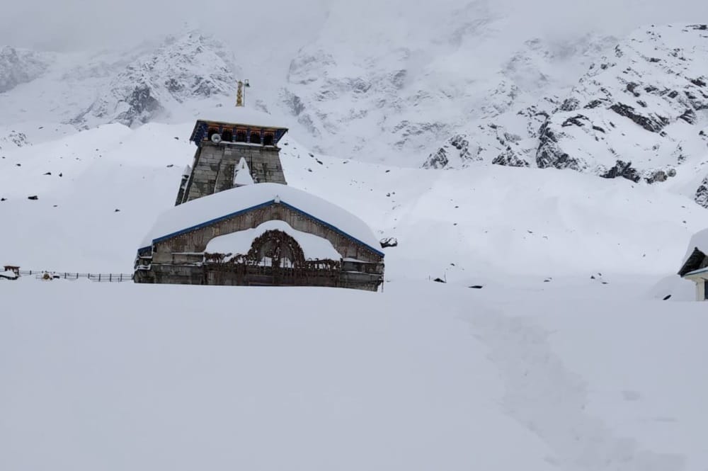 heavy snowfall in kedarnath temple door can be hidden