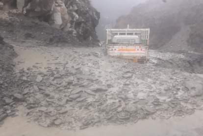 flash flood swept away jeep in kullu himachal