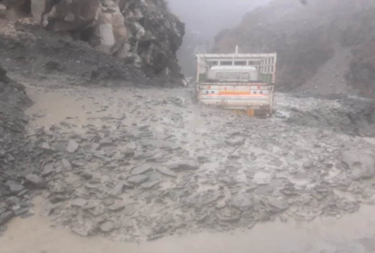 flash flood swept away jeep in kullu himachal