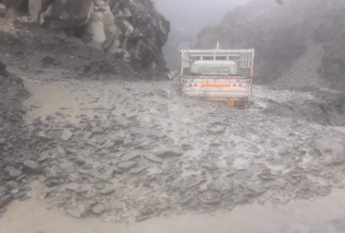 flash flood swept away jeep in kullu himachal