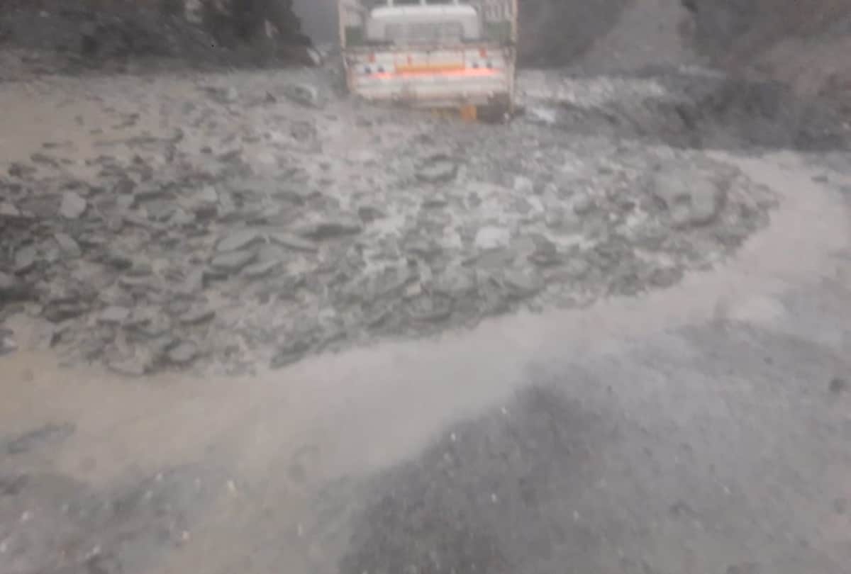 flash flood swept away jeep in kullu himachal