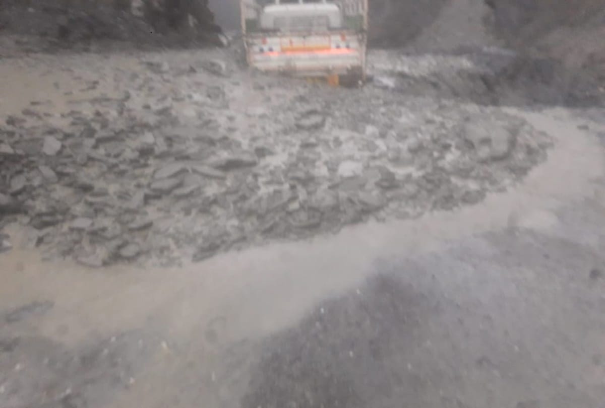 flash flood swept away jeep in kullu himachal