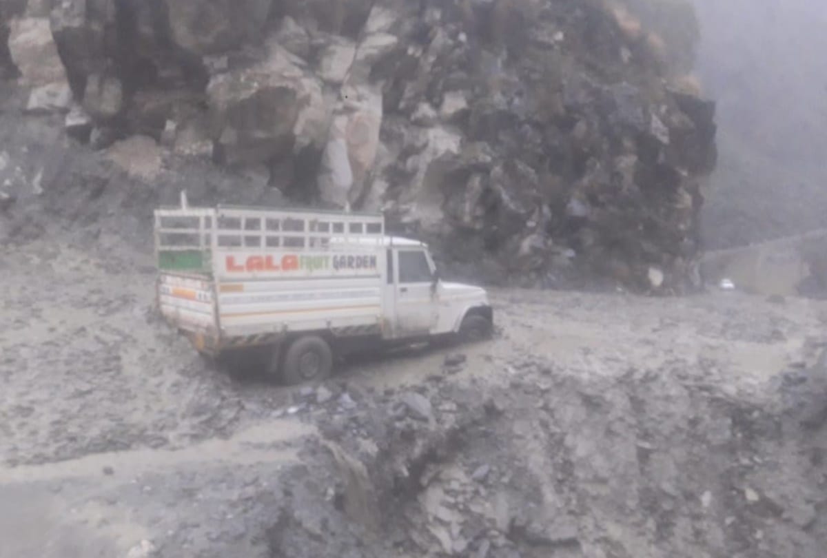 flash flood swept away jeep in kullu himachal