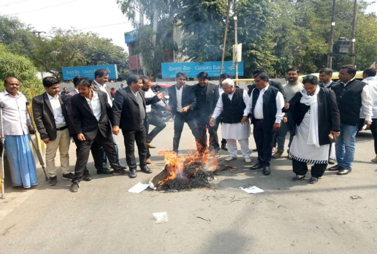 people protest agaisnt catwalk on the tune of Vande Mataram in Taj Mahotsav