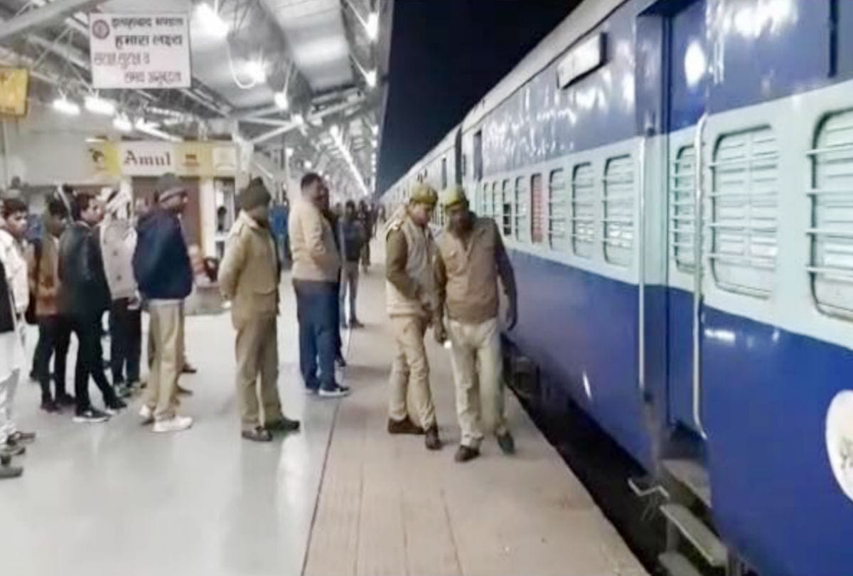 ATS and Forensic Team investigate in kalindi express blast at tundla railway station