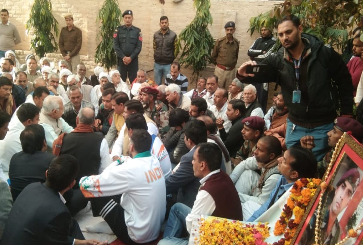 cm manohar lal khattar and jawans reach martyr sandeep house pay tribute read all announcement