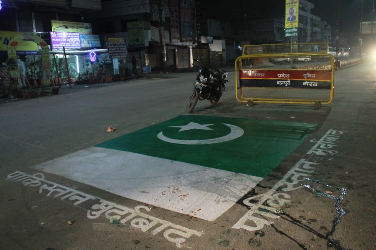 Meerut people made Pakistan flag on road, Fury on Pulwama attack