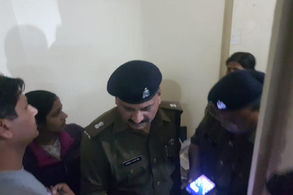 Meerut, many crooks looted five crore gold from manappuram finance office
